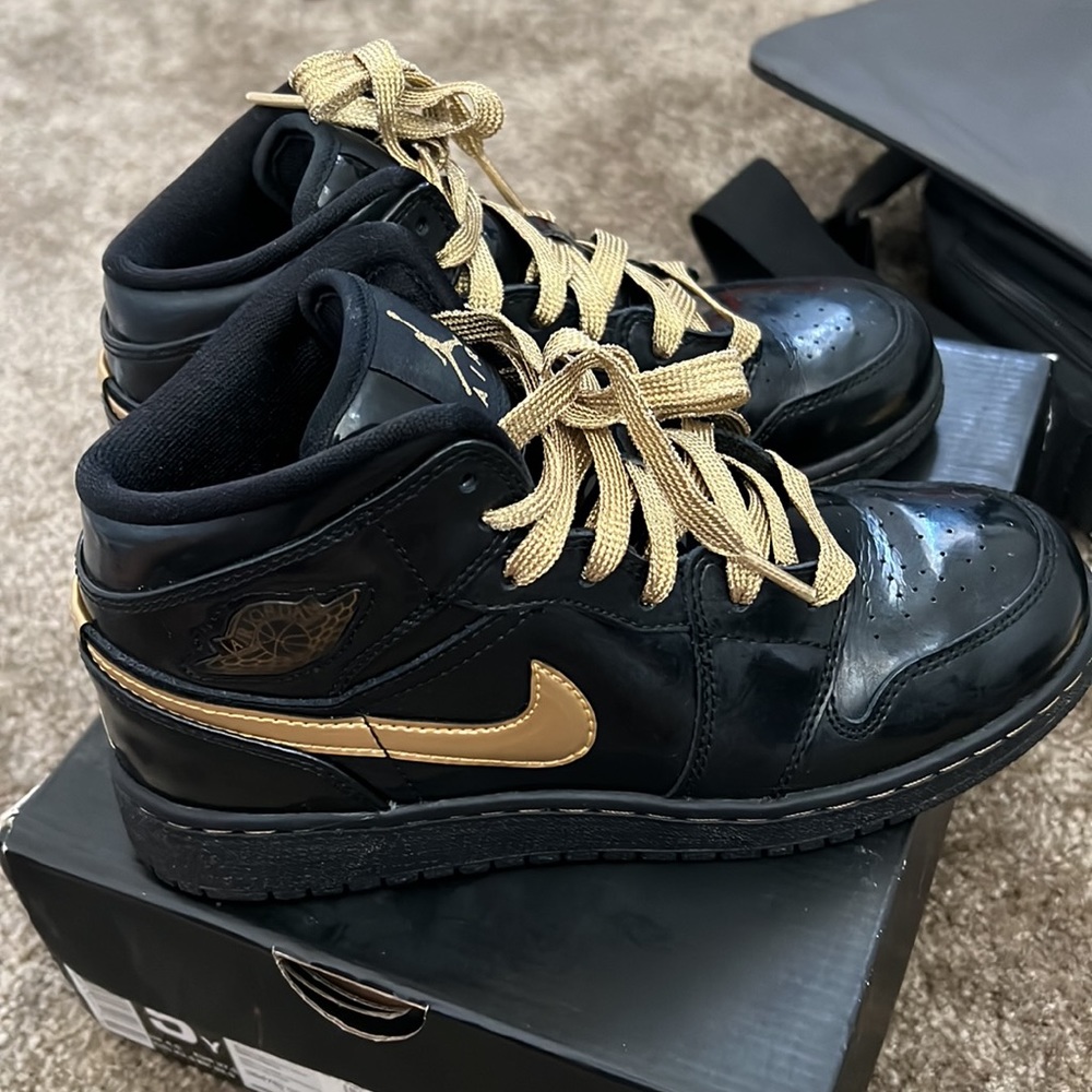 Air Jordan 1 Retro GS 'Metallic Gold'